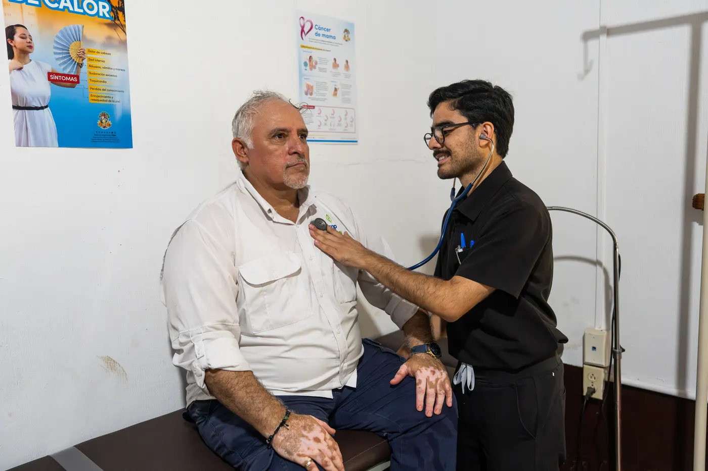 Médico atiende a un colaborador en la clínica